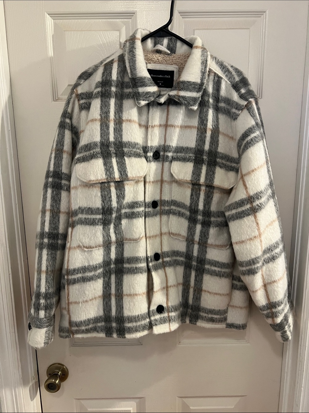 NWT Abercrombie Faux-Sherpa Plaid Shacket Jacket in Ivory and Gray, sz Medium